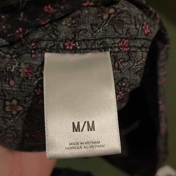 Express - M - Slim Soft Wash Floral Long Sleeve Button Down - Picture 7 of 9